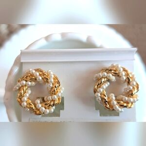 Saks Fifth‎ Avenue Vintage clip On Gold and Pearl Earrings